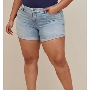 🆕️🩴22W MID RISE MIDI JEAN SHORT - VINTAGE STRETCH LIGHT WASH DENIM🩴